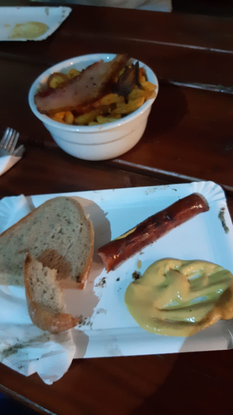klobáska s chlebem a hranolky se slaninou